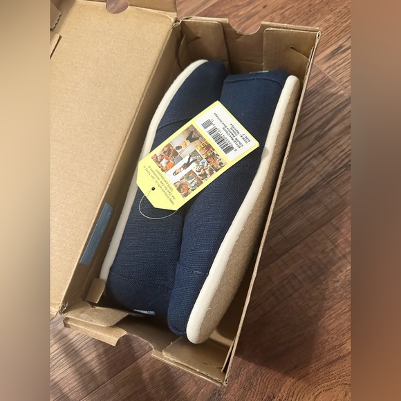 Brand New Toms - Picture 3 of 6